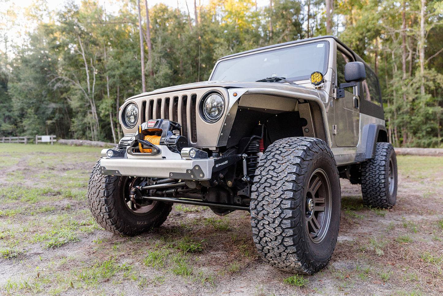 Flux Offroad Jeep TJ/LJ Aluminum Stubby Front Bumper With Stainless Rash Guards And Winch Fairlead Mount