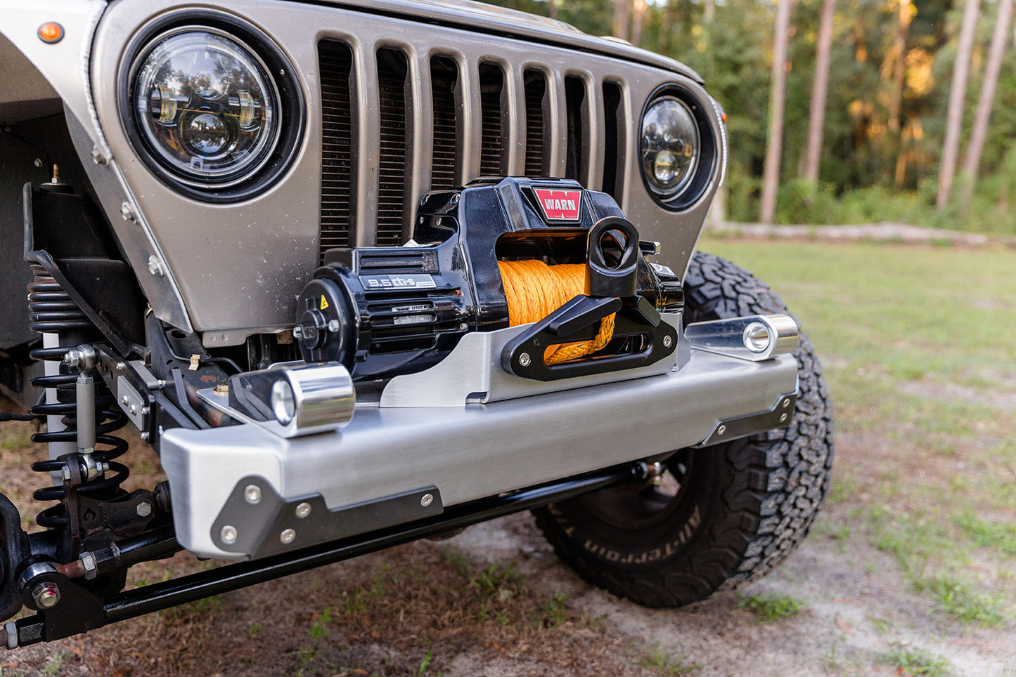 Flux Offroad Jeep TJ/LJ Aluminum Stubby Front Bumper With Stainless Rash Guards And Winch Fairlead Mount